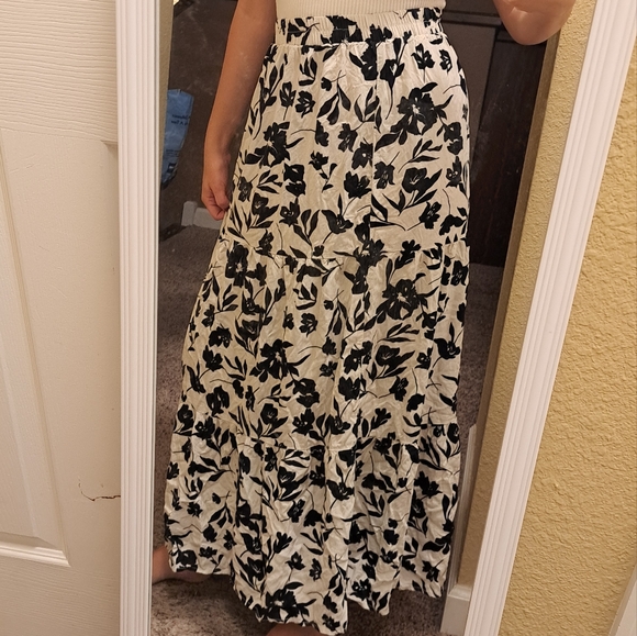 Contempo Size S White and Black Floral Maxi Skirt - Picture 8 of 8